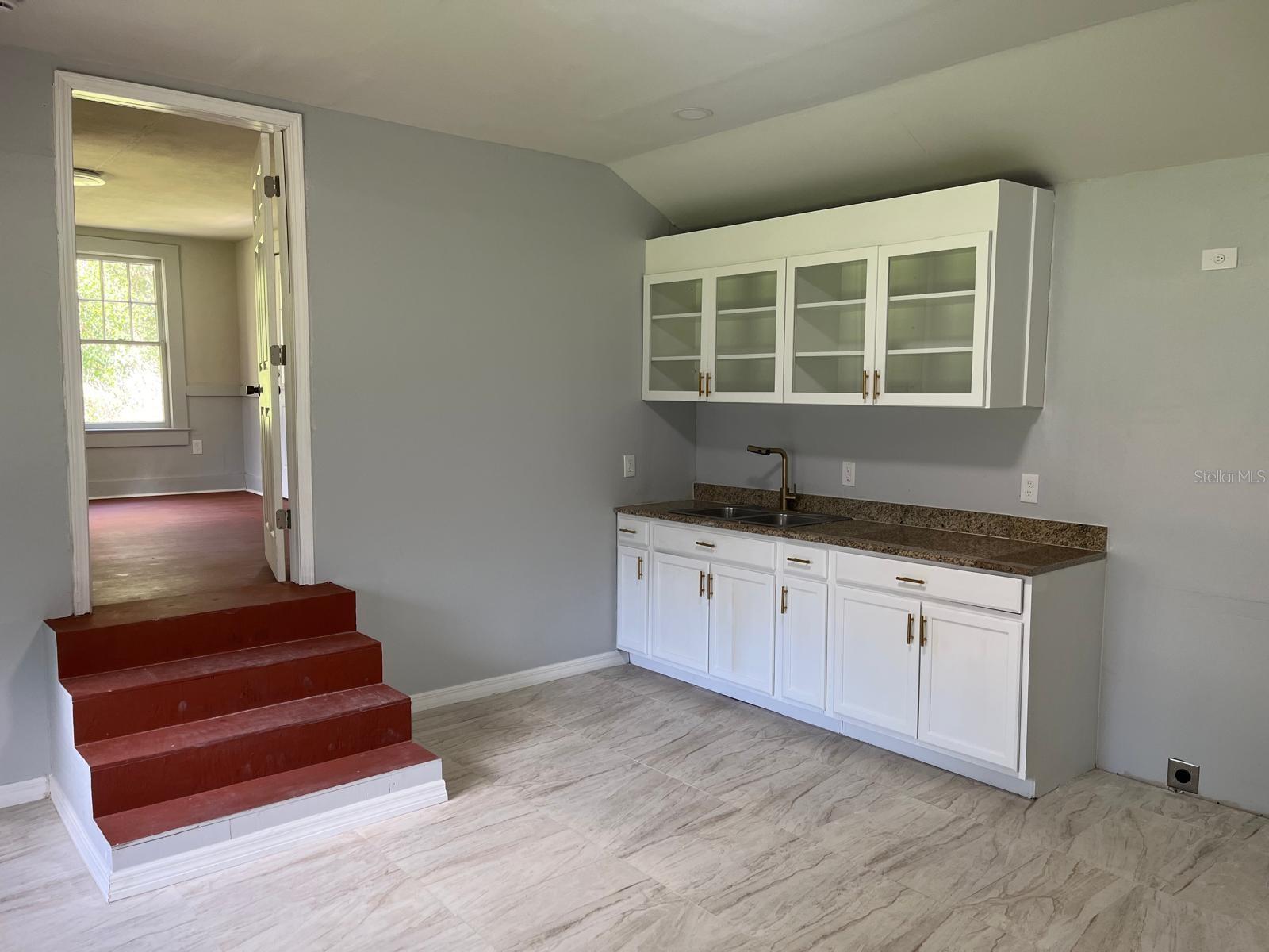 Listing photo id 2 for 4335 20th Street