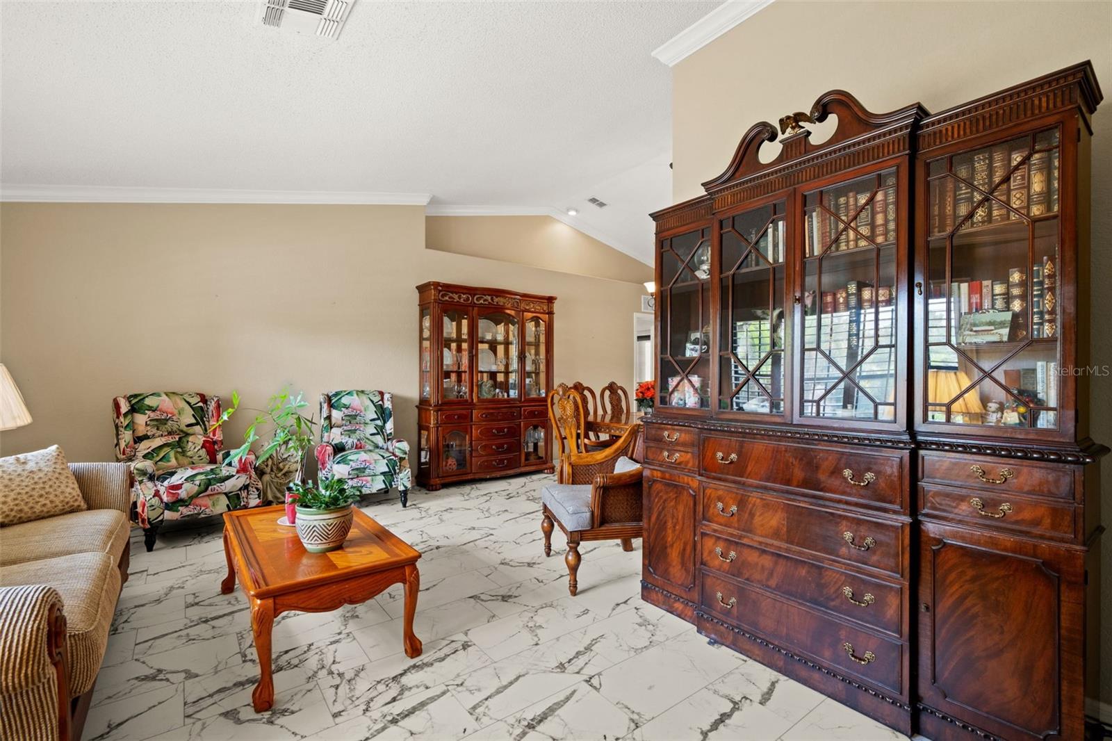 Listing photo id 4 for 60 Cypress Boulevard E