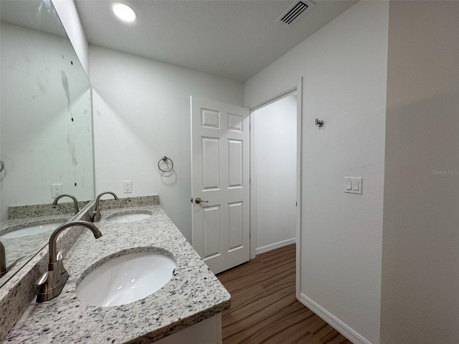 Listing photo id 17 for 8800 Ogden