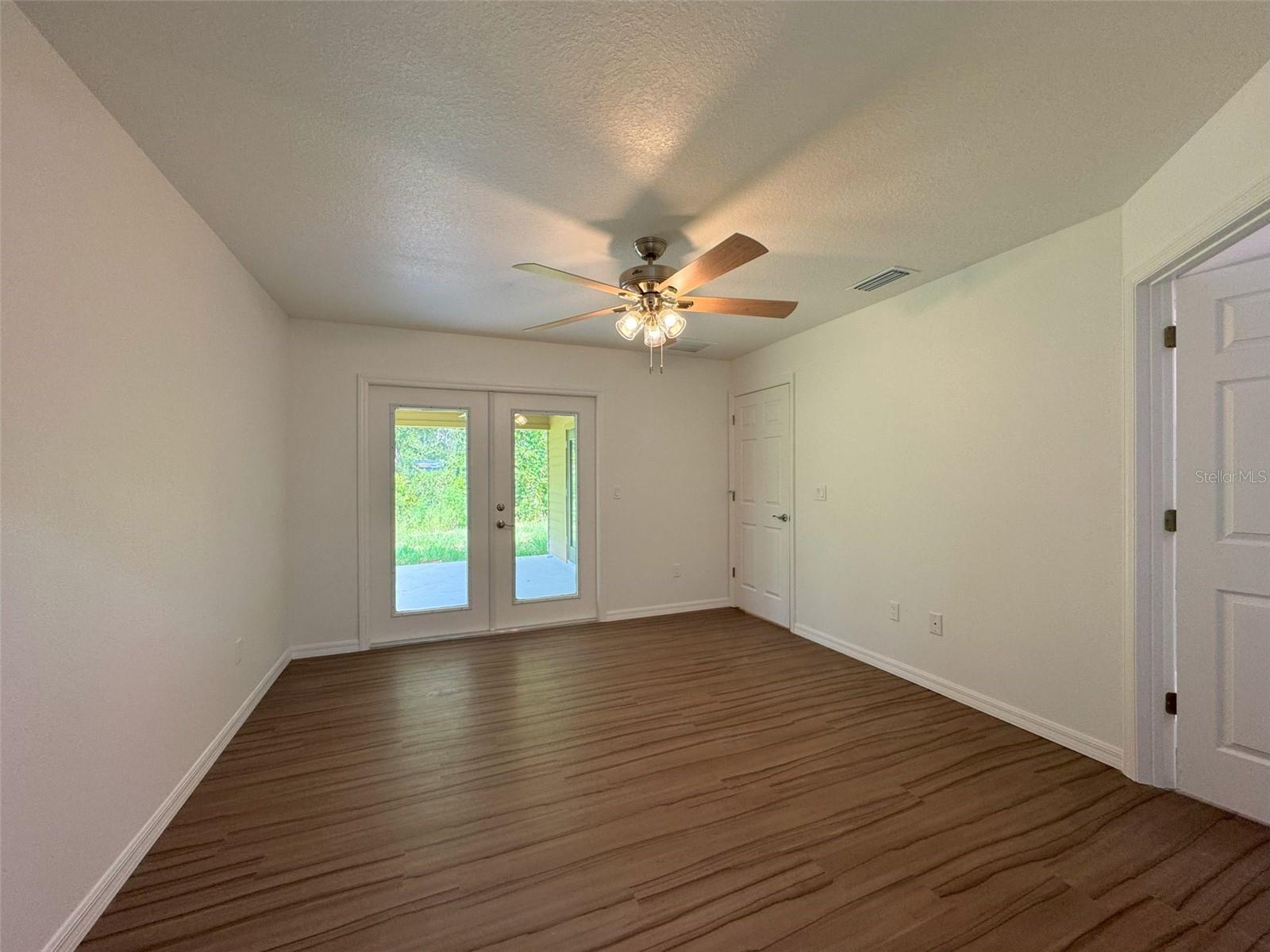 Listing photo id 19 for 8800 Ogden
