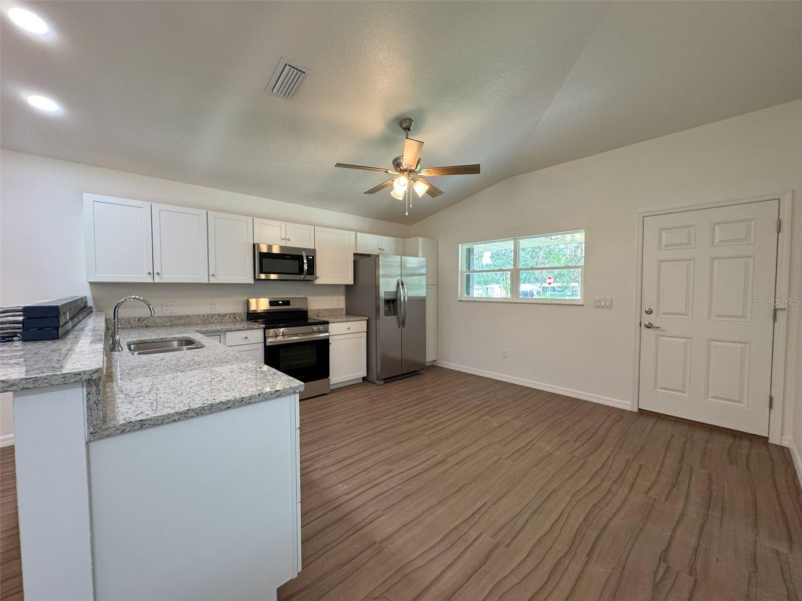 Listing photo id 3 for 8800 Ogden