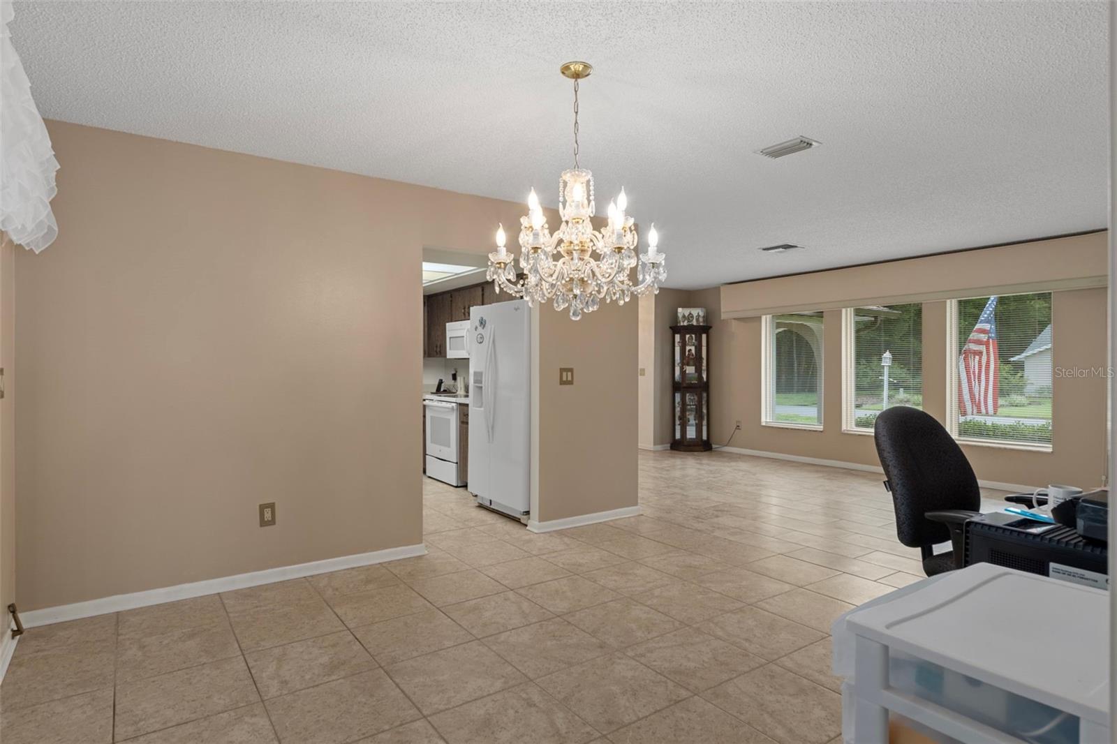 Listing photo id 8 for 16 Foxgreen Court