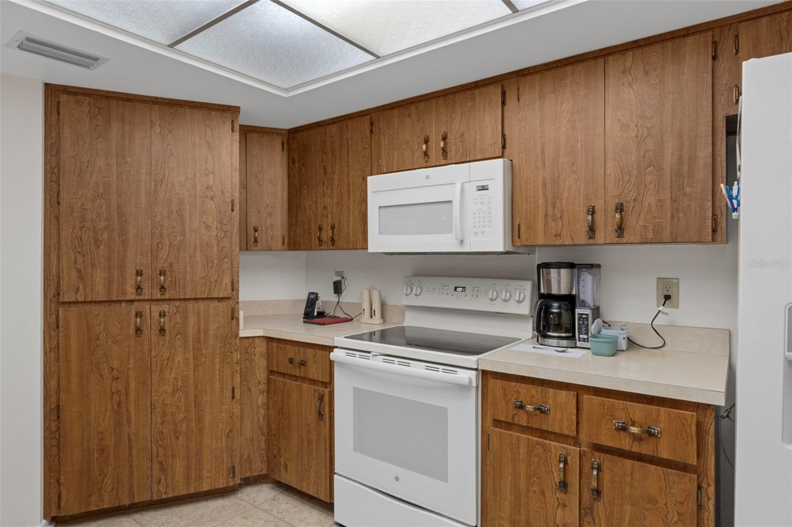 Listing photo id 10 for 16 Foxgreen Court