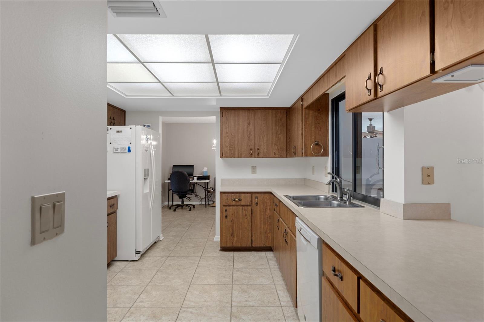 Listing photo id 11 for 16 Foxgreen Court