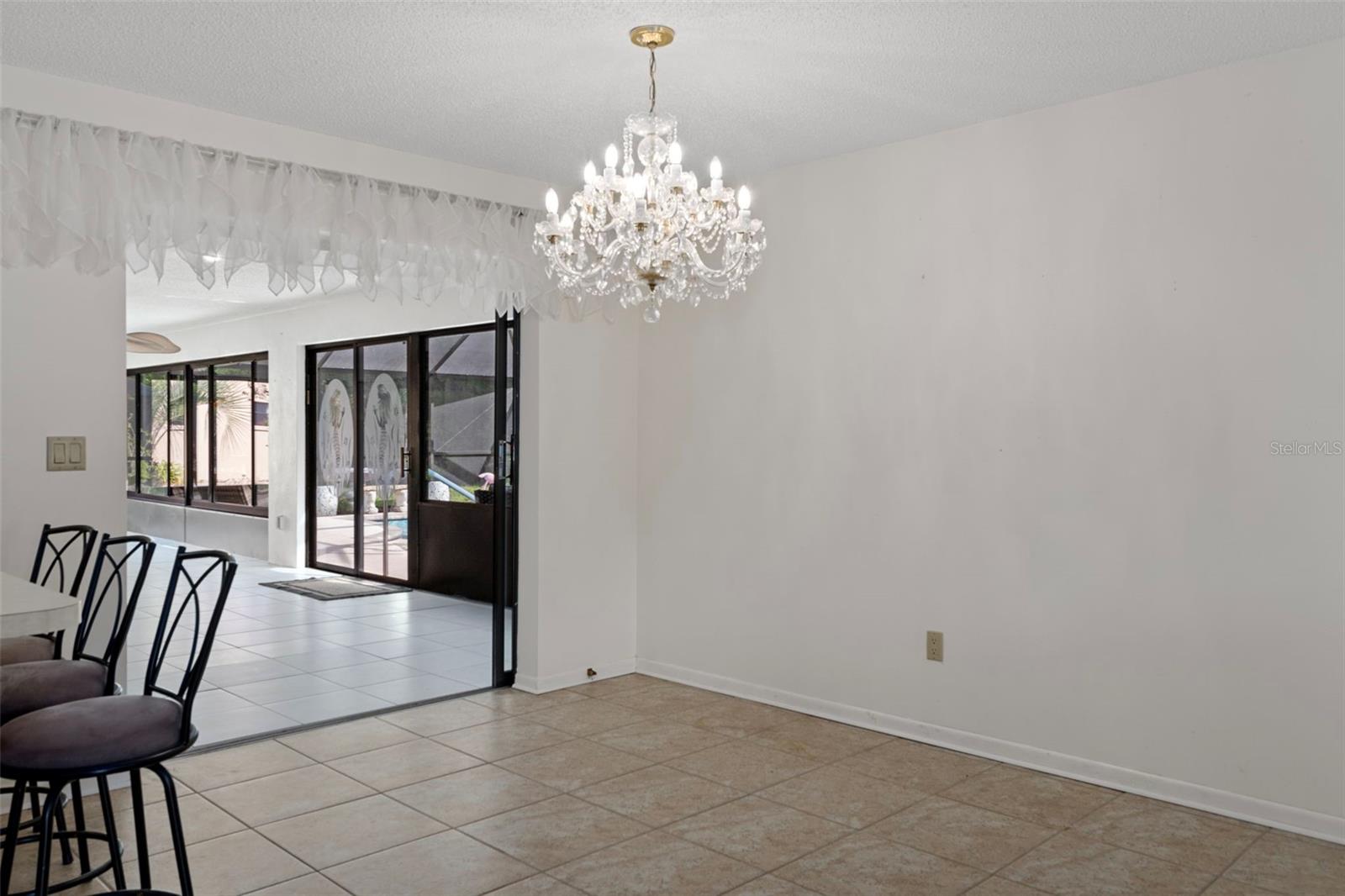 Listing photo id 14 for 16 Foxgreen Court