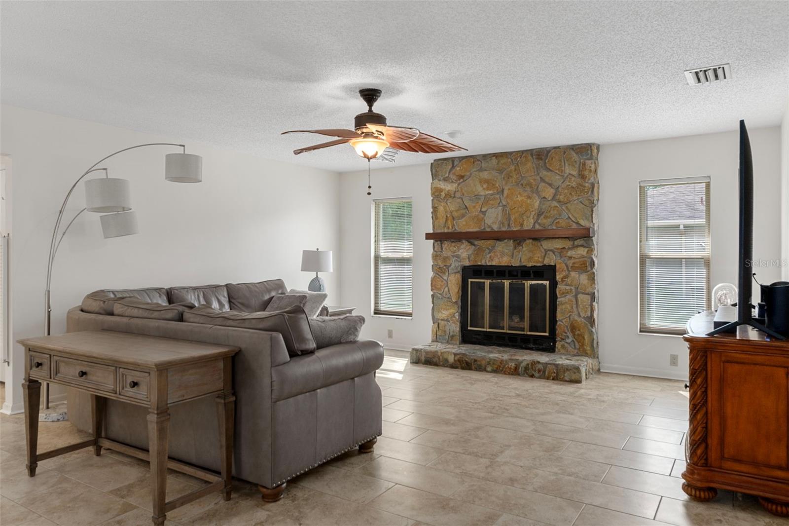 Listing photo id 15 for 16 Foxgreen Court