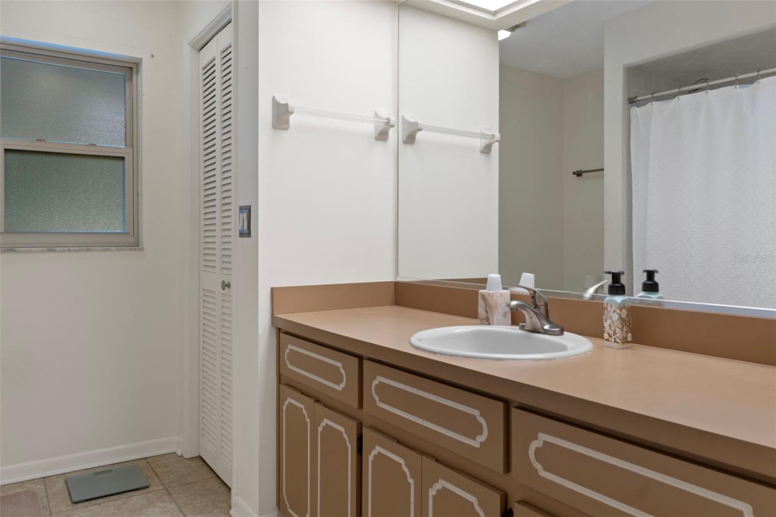 Listing photo id 19 for 16 Foxgreen Court