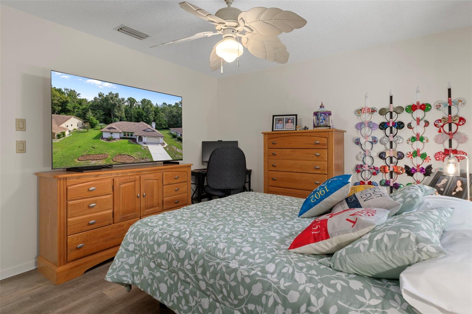 Listing photo id 22 for 16 Foxgreen Court