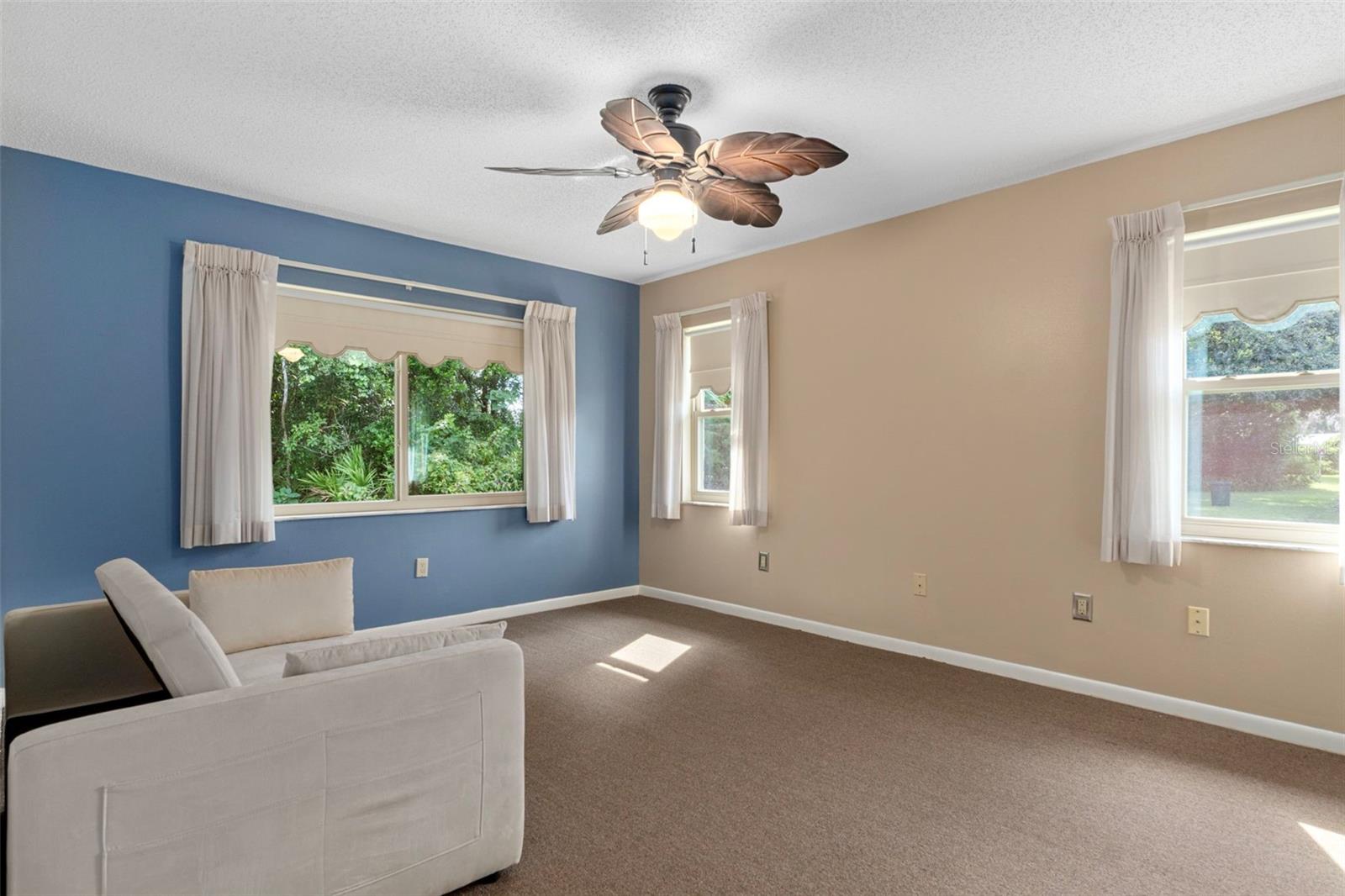 Listing photo id 23 for 16 Foxgreen Court