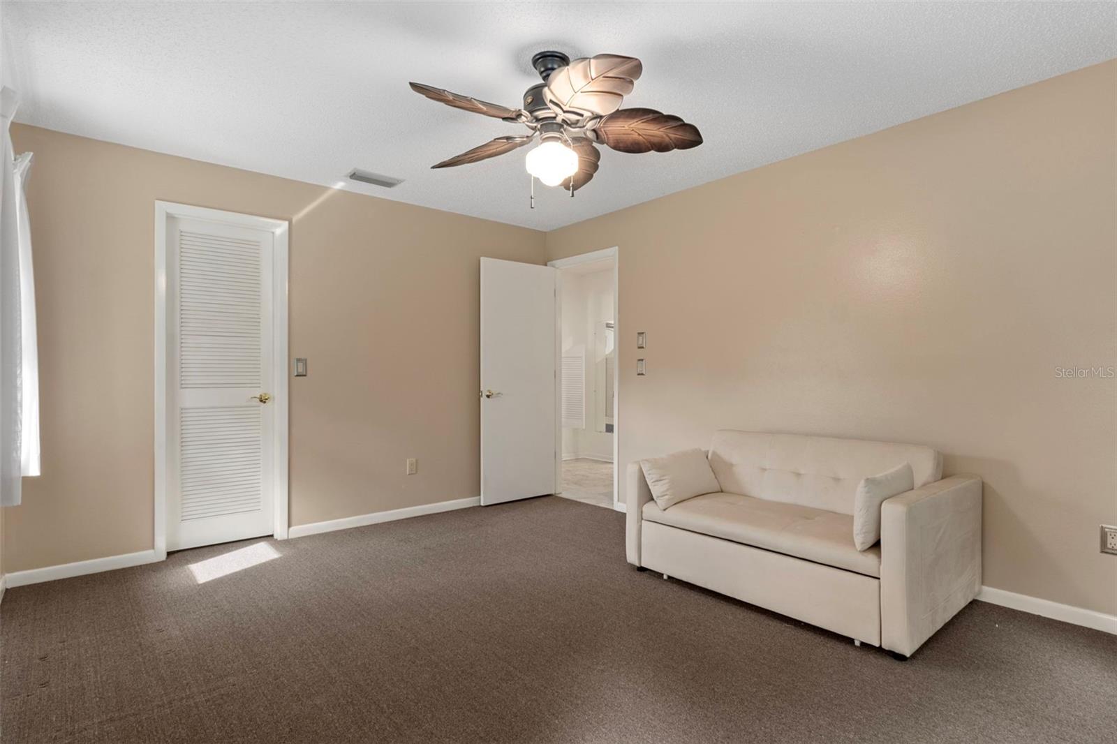 Listing photo id 24 for 16 Foxgreen Court