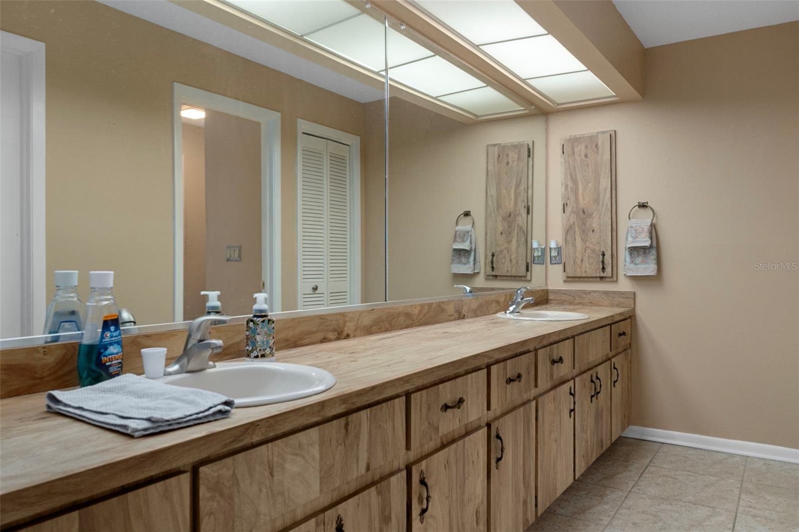 Listing photo id 28 for 16 Foxgreen Court