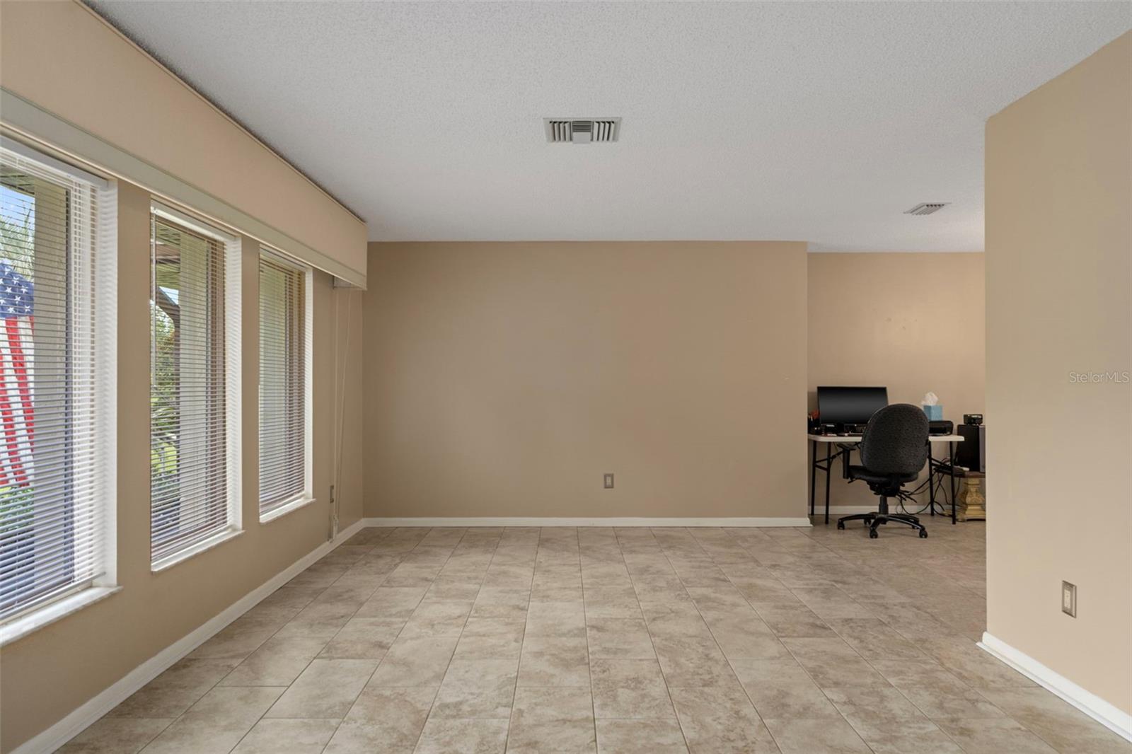 Listing photo id 3 for 16 Foxgreen Court