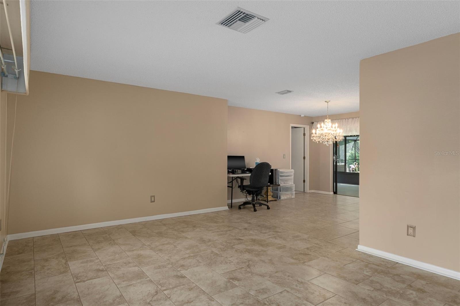 Listing photo id 4 for 16 Foxgreen Court