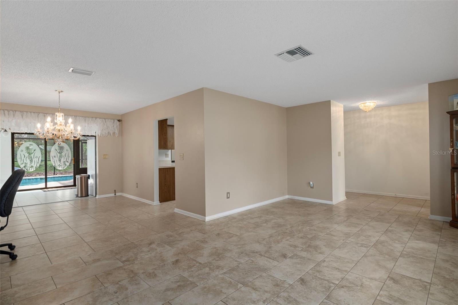 Listing photo id 5 for 16 Foxgreen Court