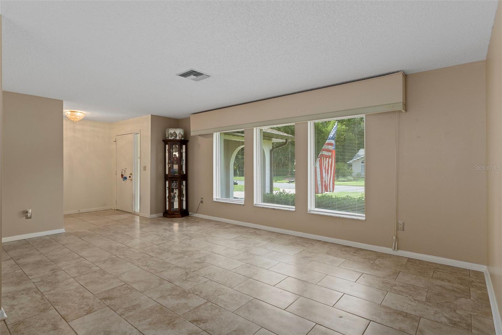 Listing photo id 6 for 16 Foxgreen Court