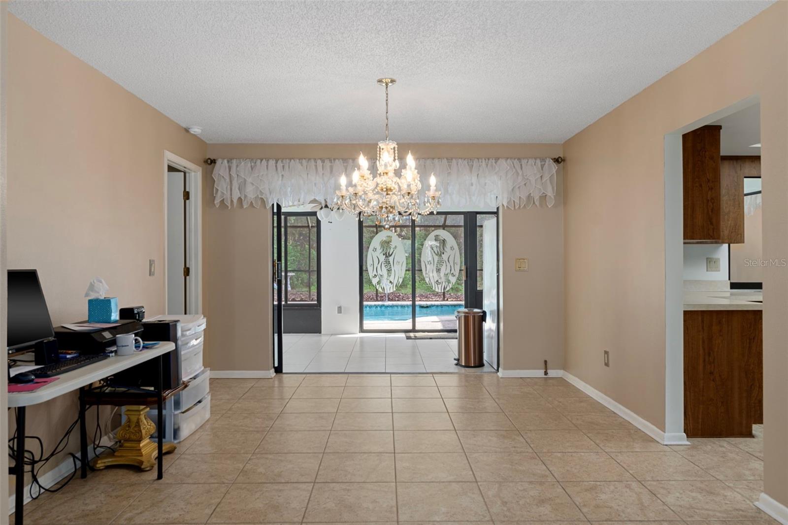 Listing photo id 7 for 16 Foxgreen Court