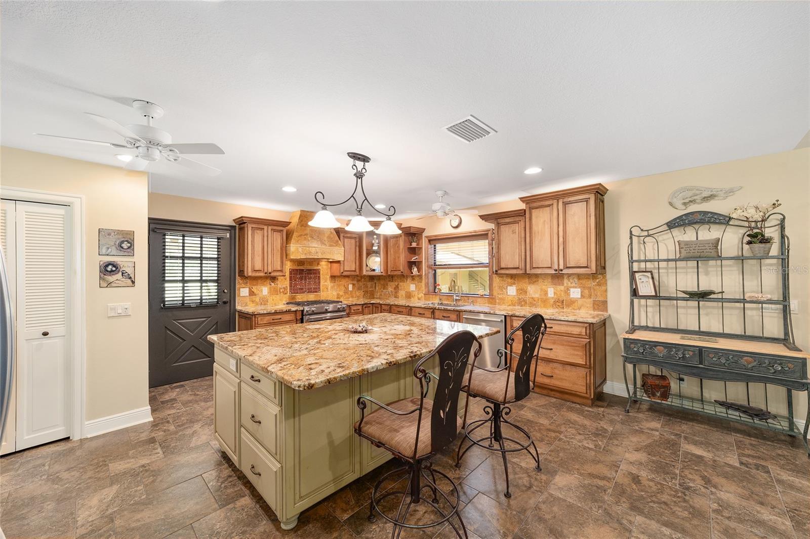 Listing photo id 16 for 3200 97th Street Road