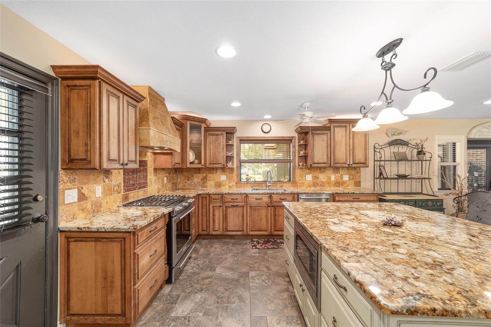 Listing photo id 18 for 3200 97th Street Road