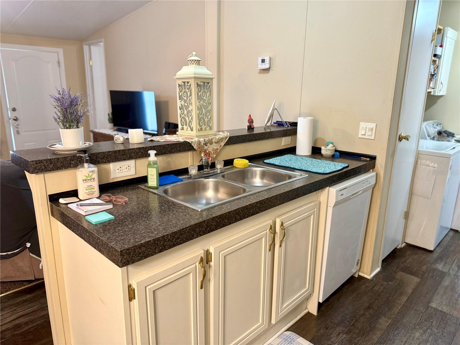 Listing photo id 8 for 10903 Farmwood Avenue