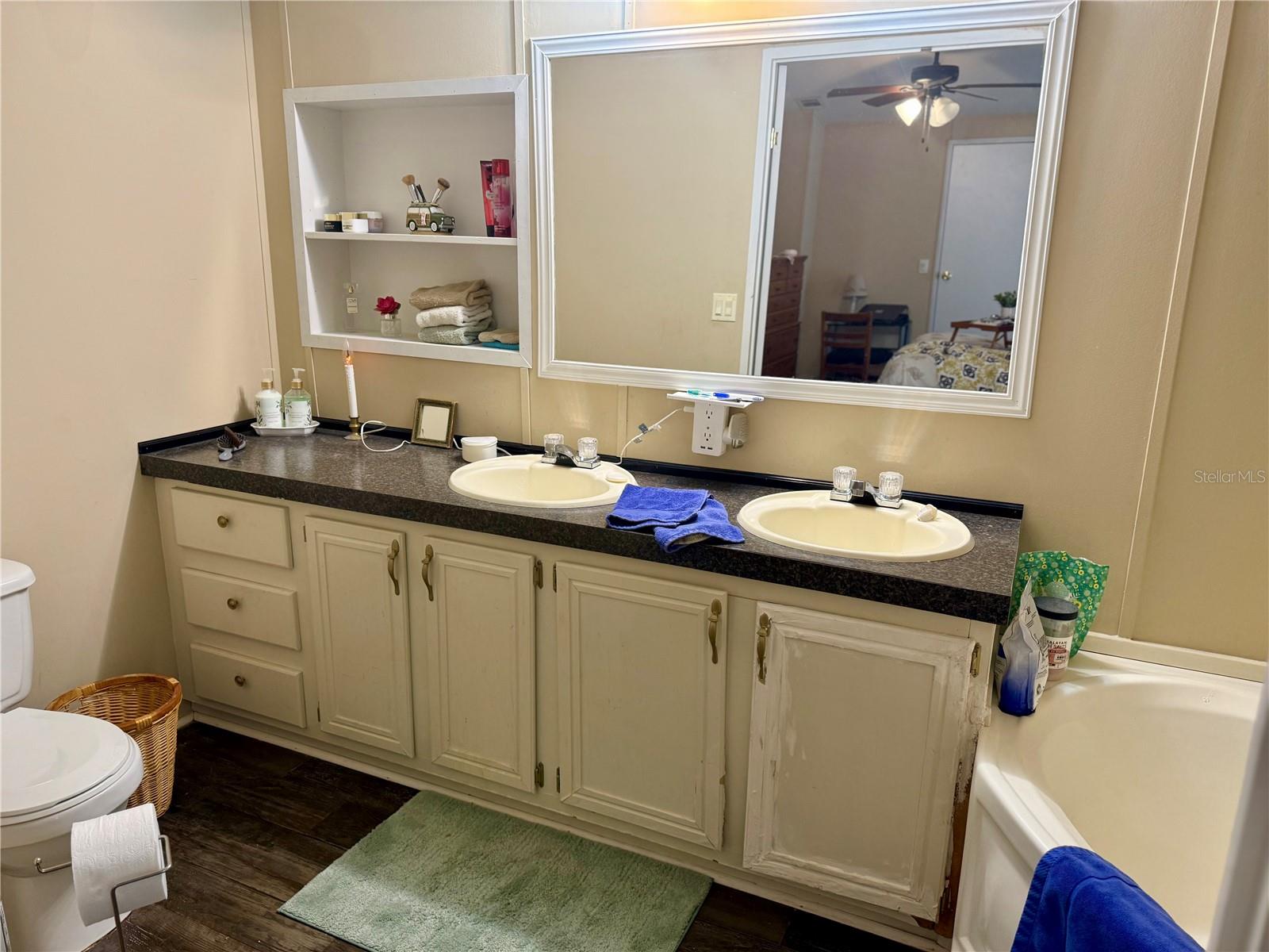 Listing photo id 13 for 10903 Farmwood Avenue