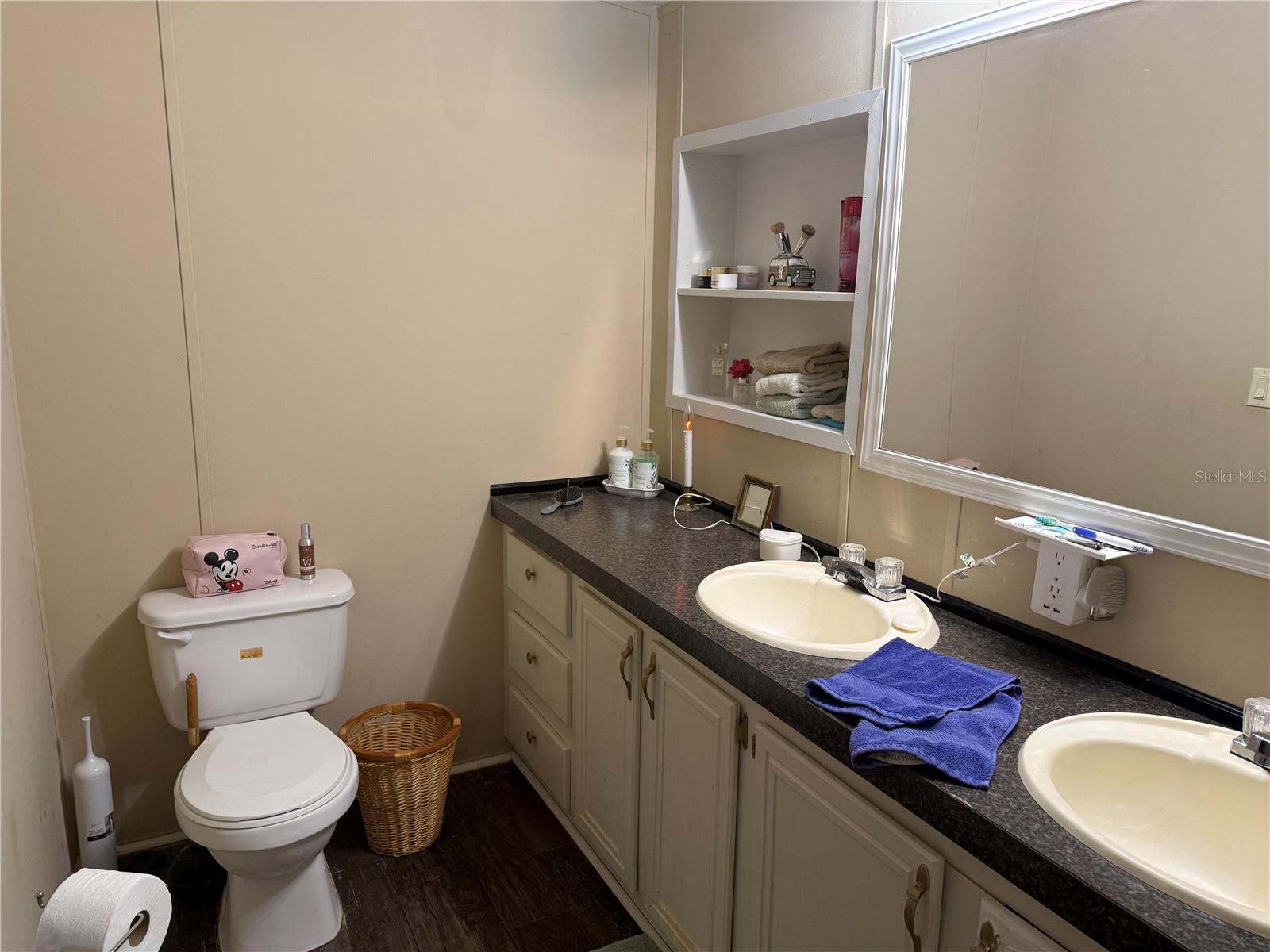 Listing photo id 14 for 10903 Farmwood Avenue