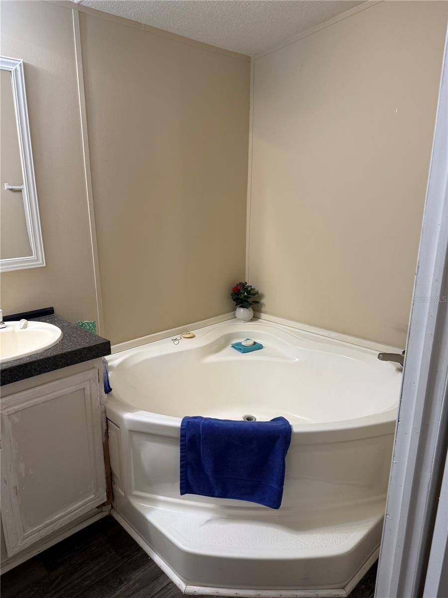 Listing photo id 15 for 10903 Farmwood Avenue