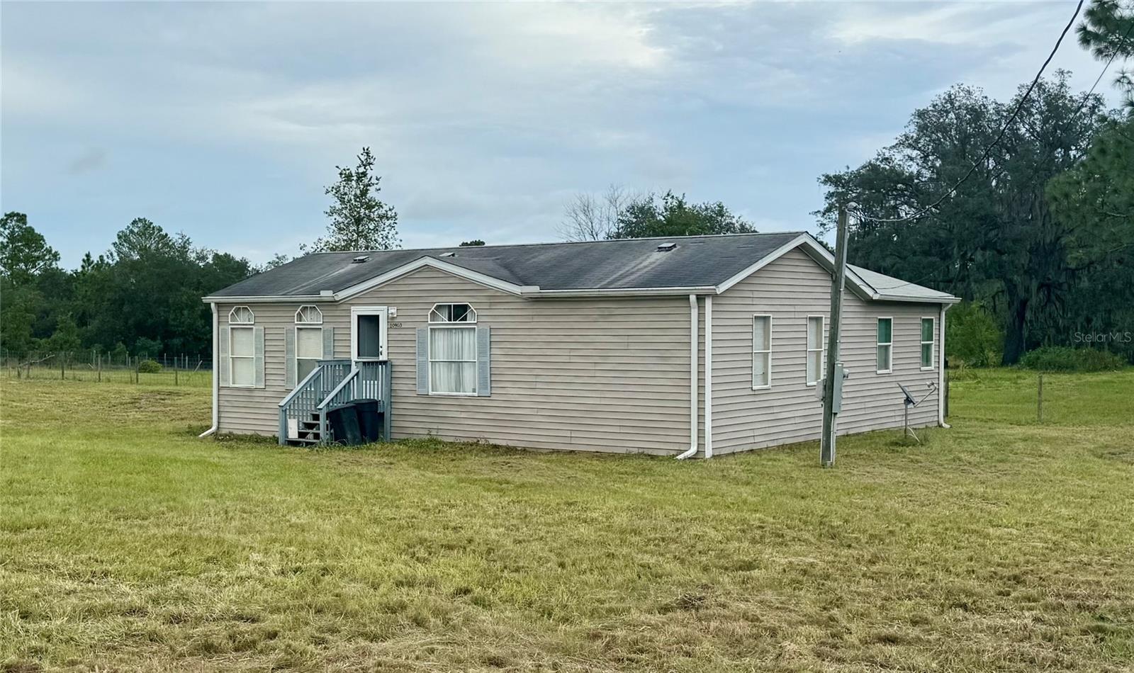 Listing photo id 0 for 10903 Farmwood Avenue