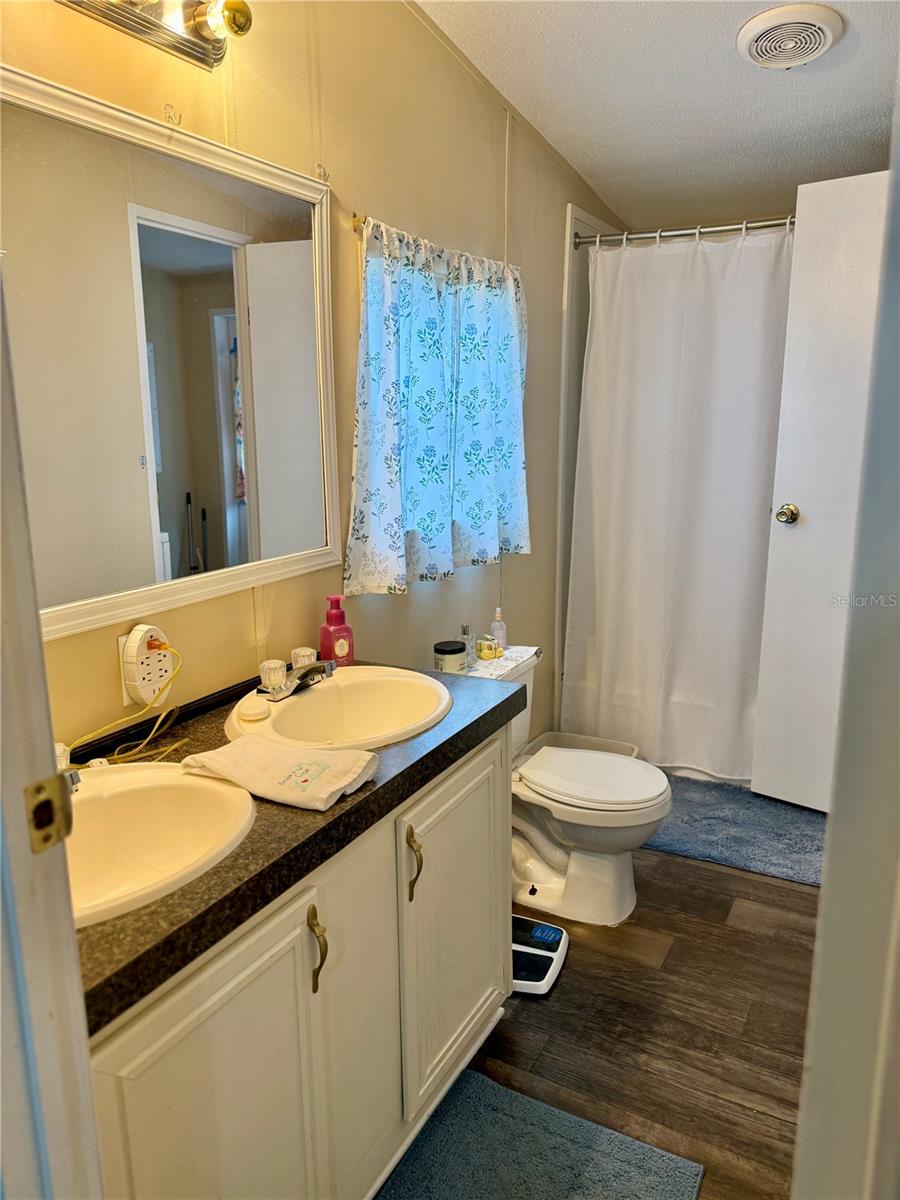 Listing photo id 19 for 10903 Farmwood Avenue