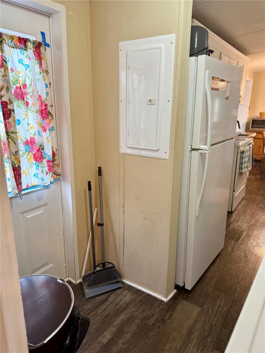 Listing photo id 22 for 10903 Farmwood Avenue