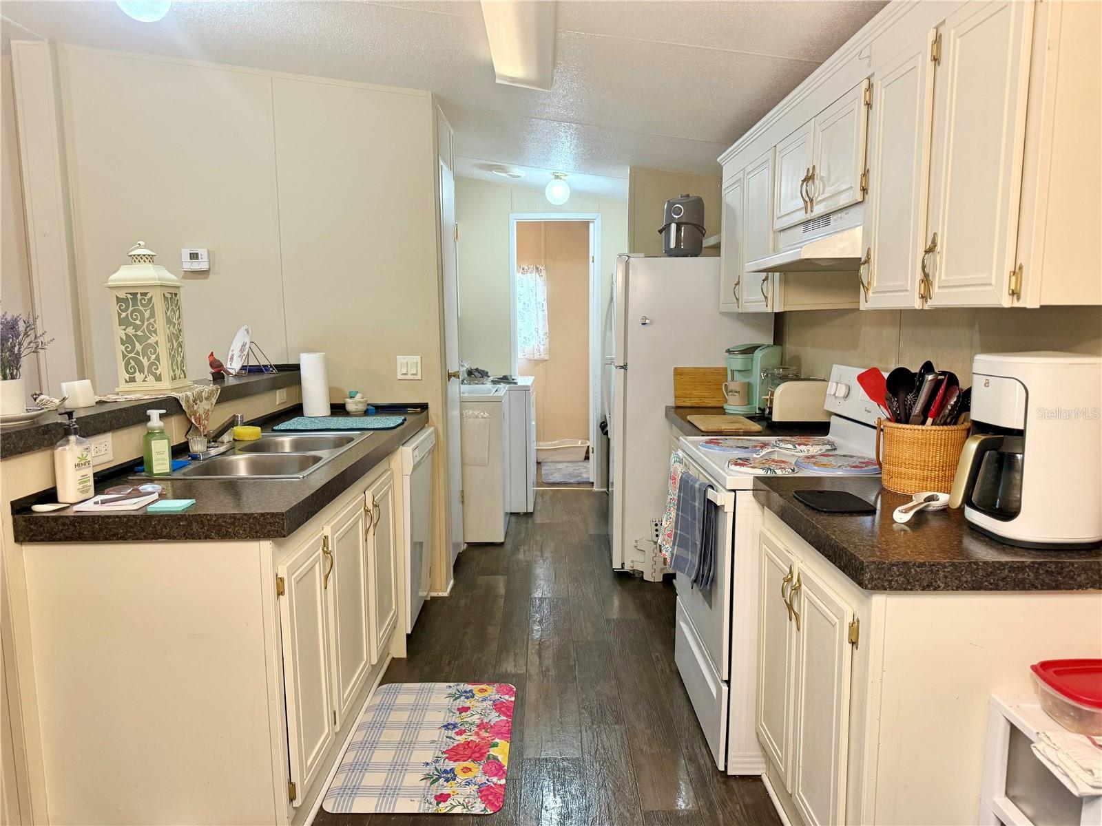 Listing photo id 5 for 10903 Farmwood Avenue