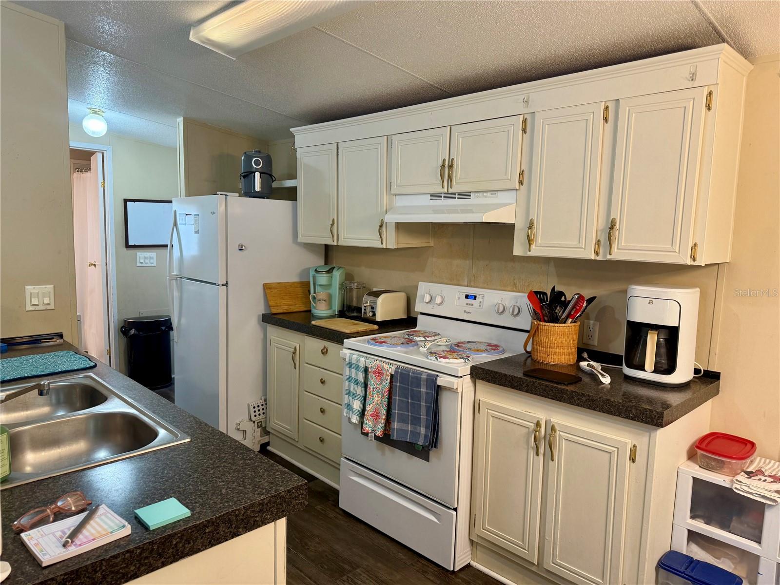Listing photo id 6 for 10903 Farmwood Avenue