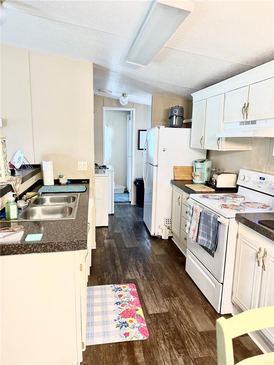 Listing photo id 7 for 10903 Farmwood Avenue