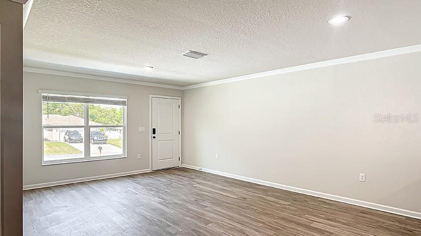 Listing photo id 2 for 9011 Travis Drive