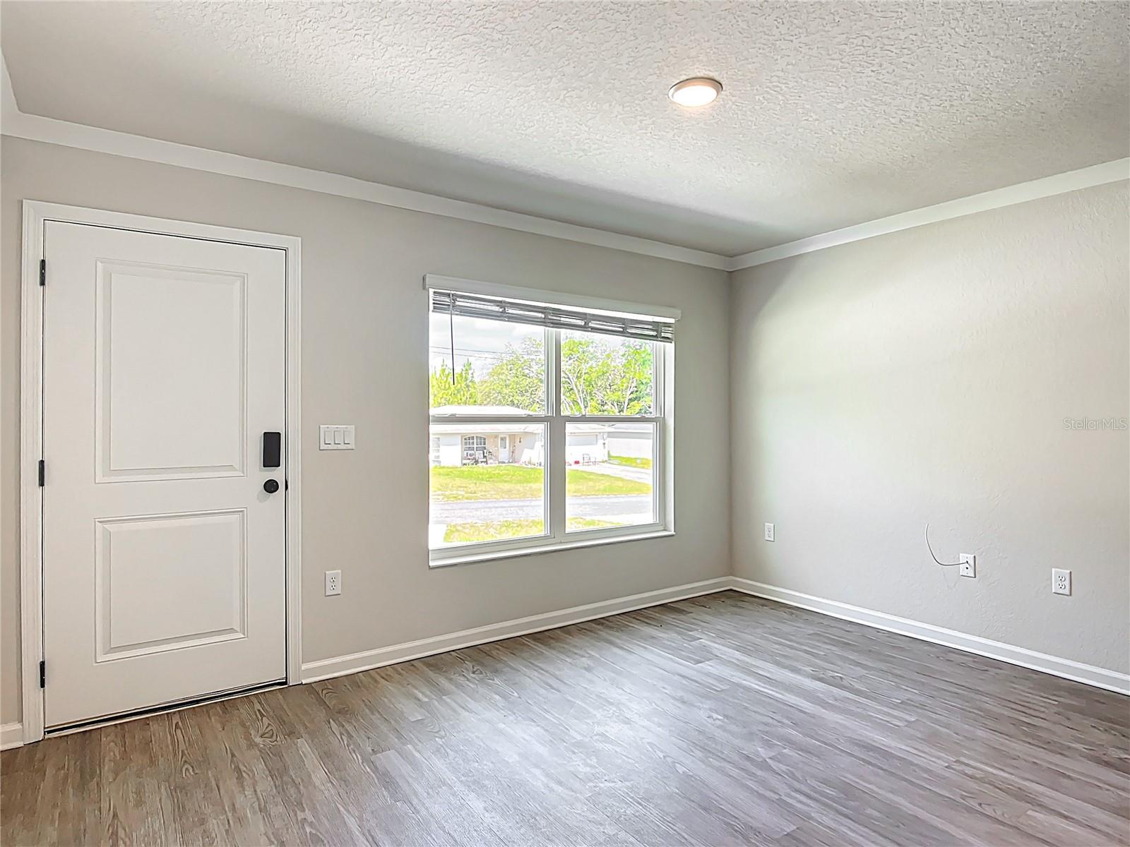 Listing photo id 13 for 9195 Peachtree Way