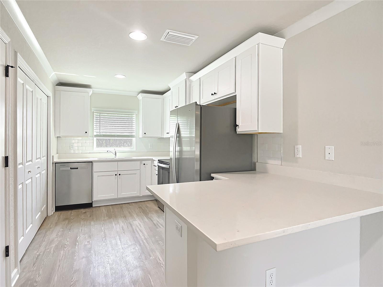 Listing photo id 14 for 9195 Peachtree Way