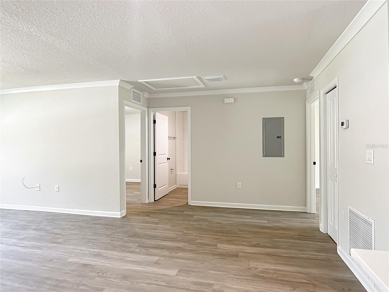 Listing photo id 15 for 9195 Peachtree Way