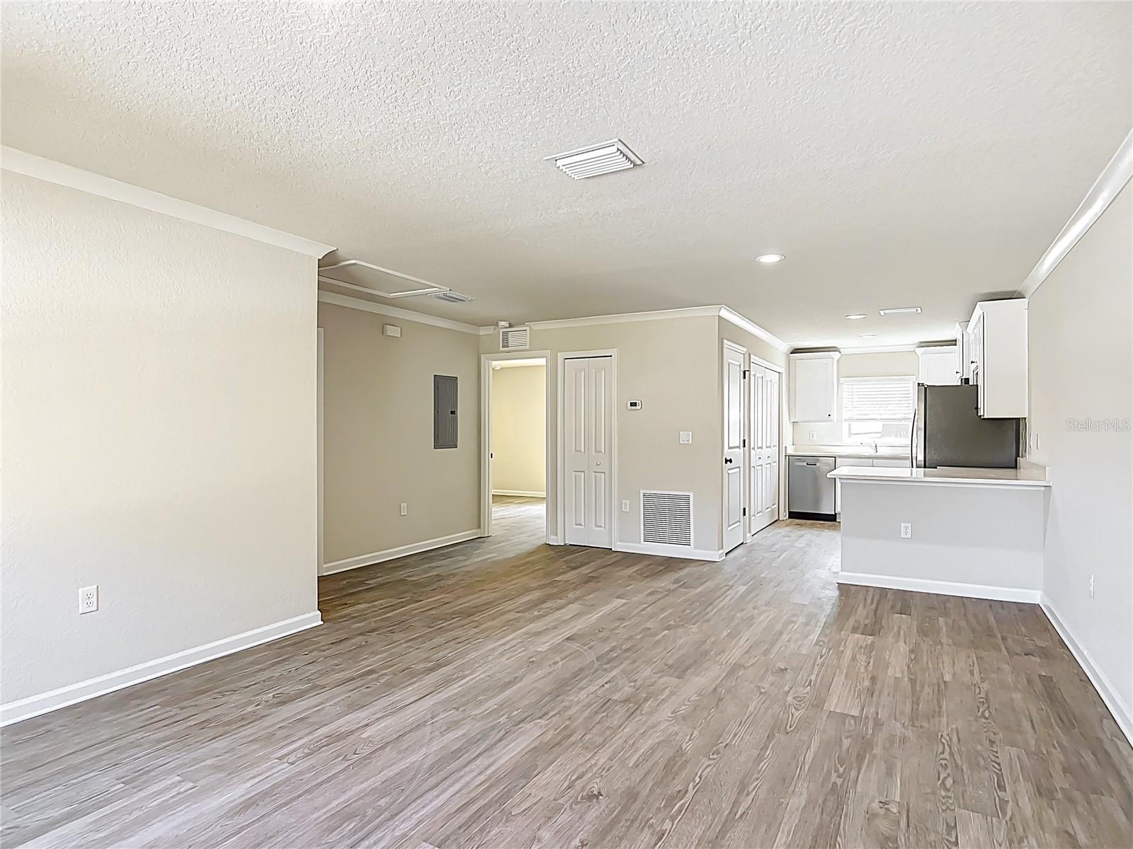 Listing photo id 0 for 9195 Peachtree Way