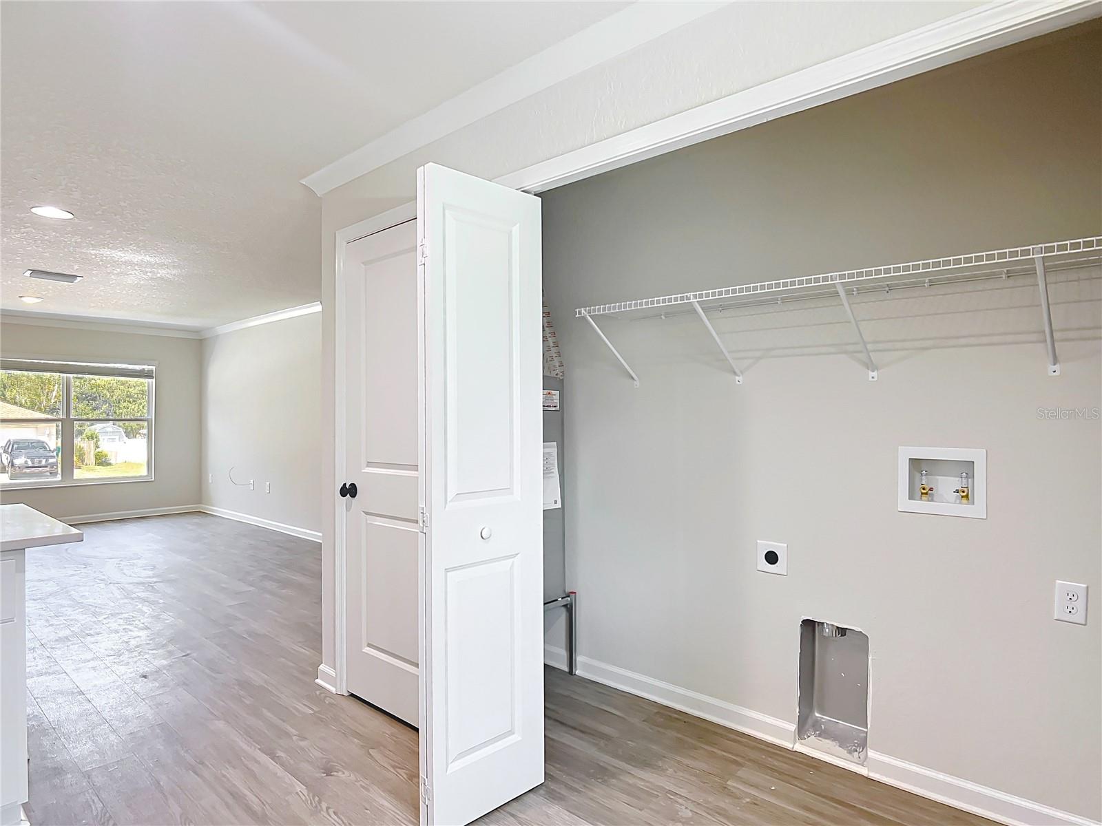 Listing photo id 19 for 9195 Peachtree Way