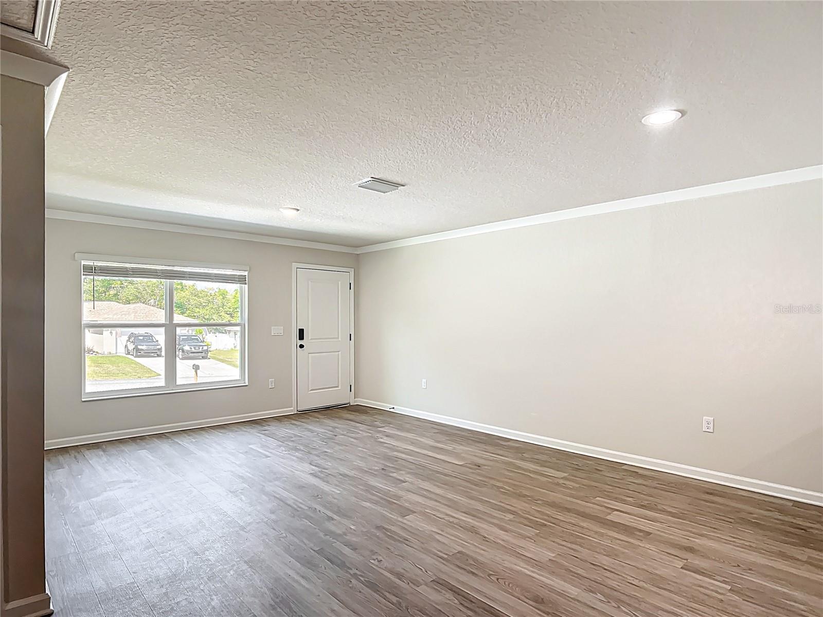 Listing photo id 2 for 9195 Peachtree Way
