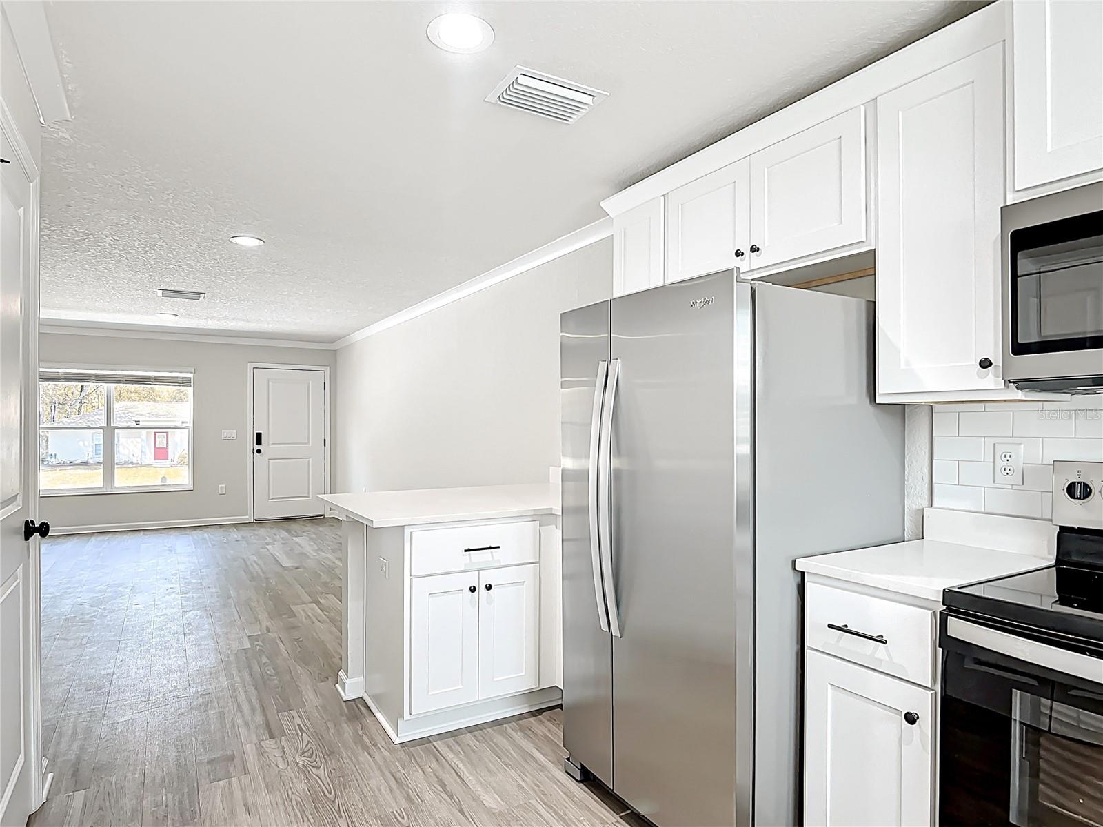 Listing photo id 5 for 9195 Peachtree Way