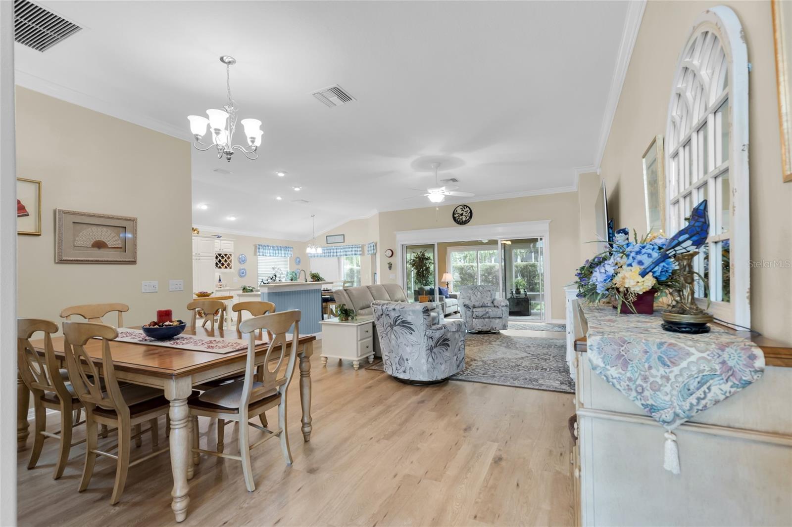 Listing photo id 4 for 491 Harlow Lane