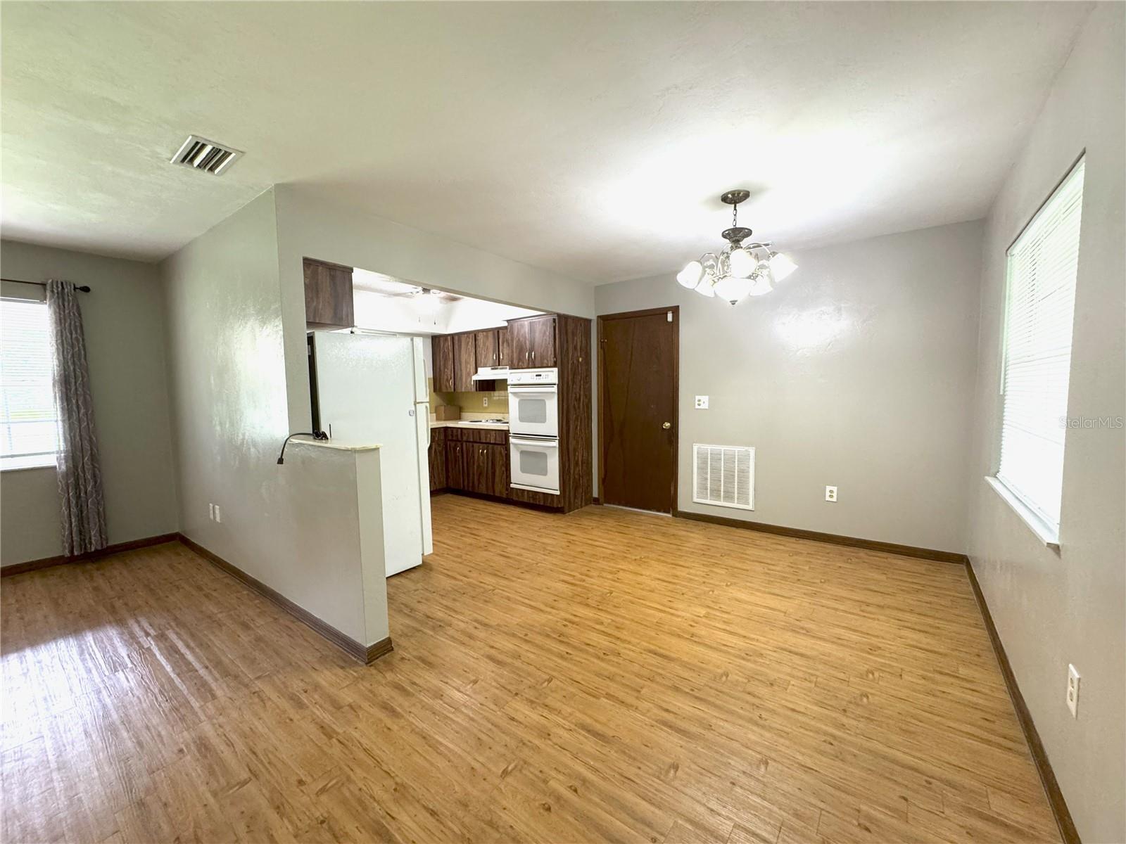 Listing photo id 9 for 6001 Penrose Street