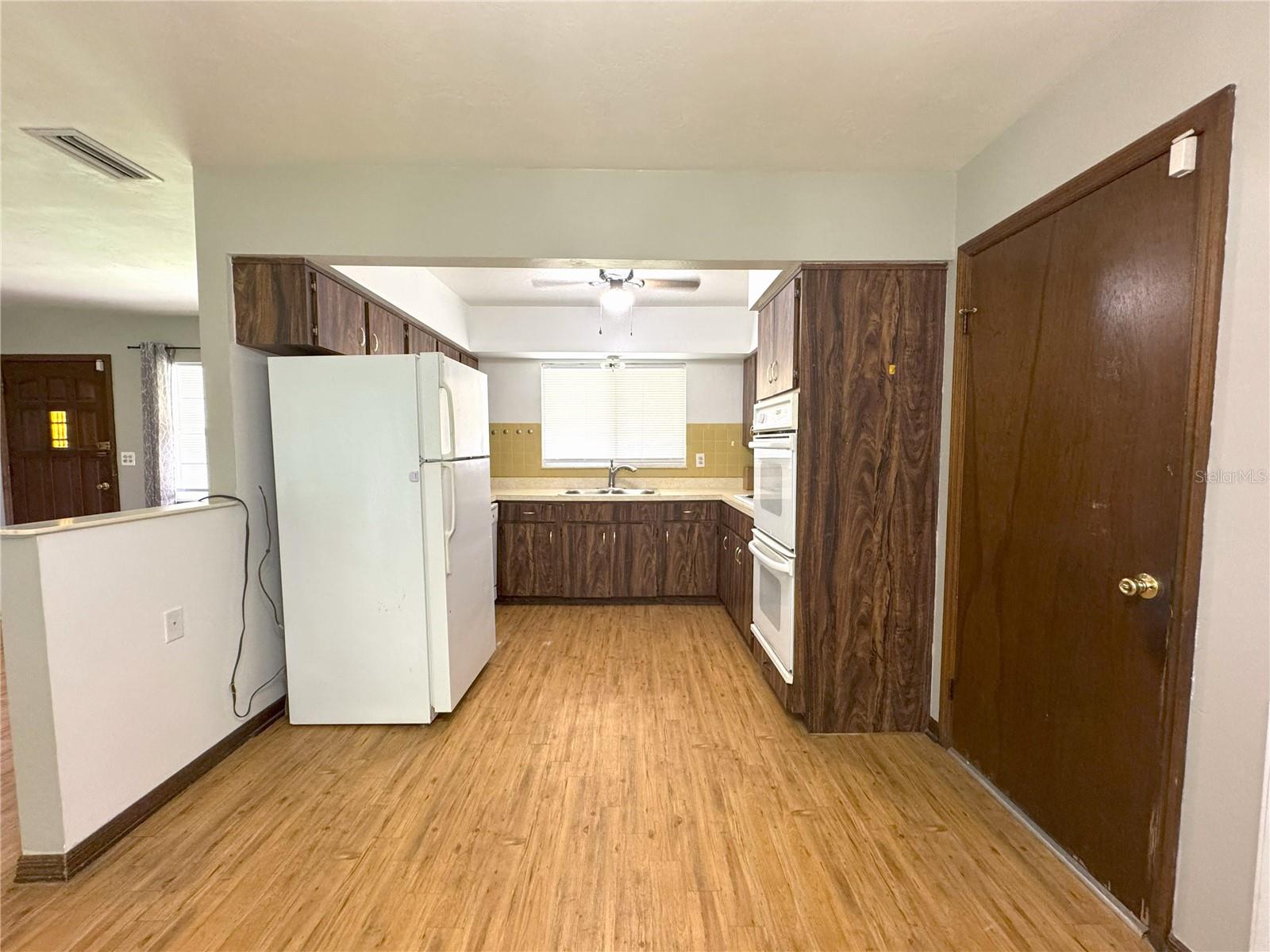 Listing photo id 10 for 6001 Penrose Street