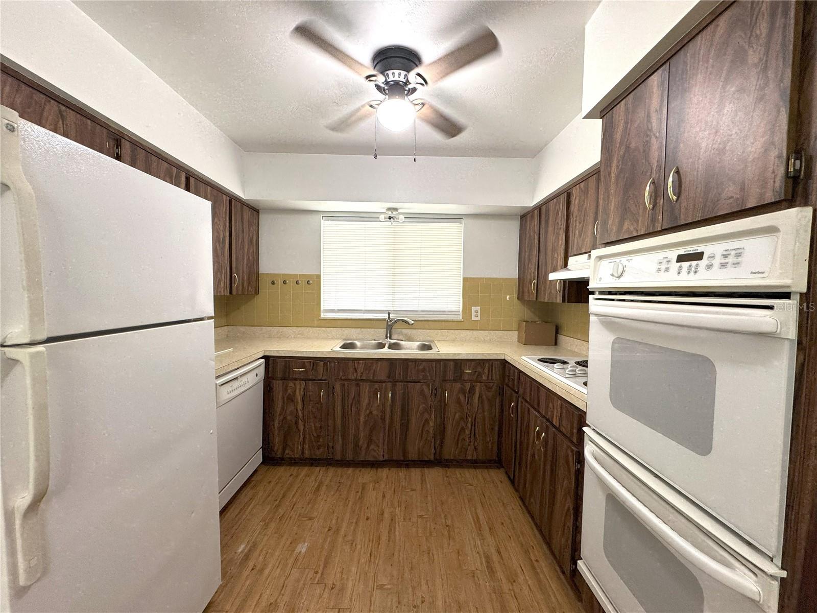 Listing photo id 12 for 6001 Penrose Street