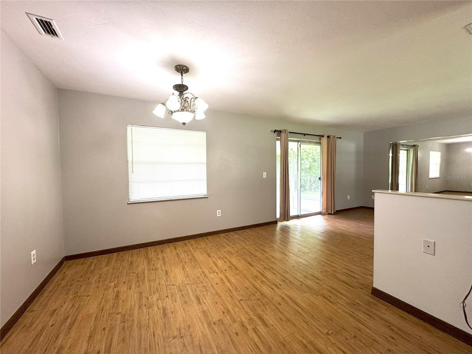 Listing photo id 13 for 6001 Penrose Street