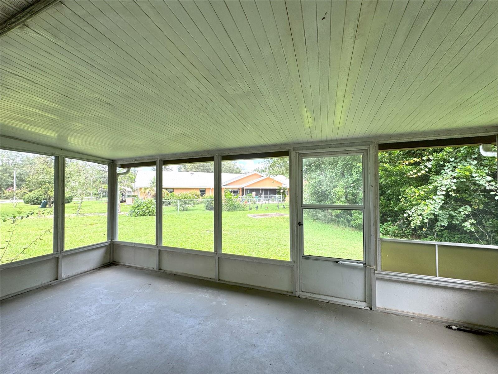 Listing photo id 17 for 6001 Penrose Street