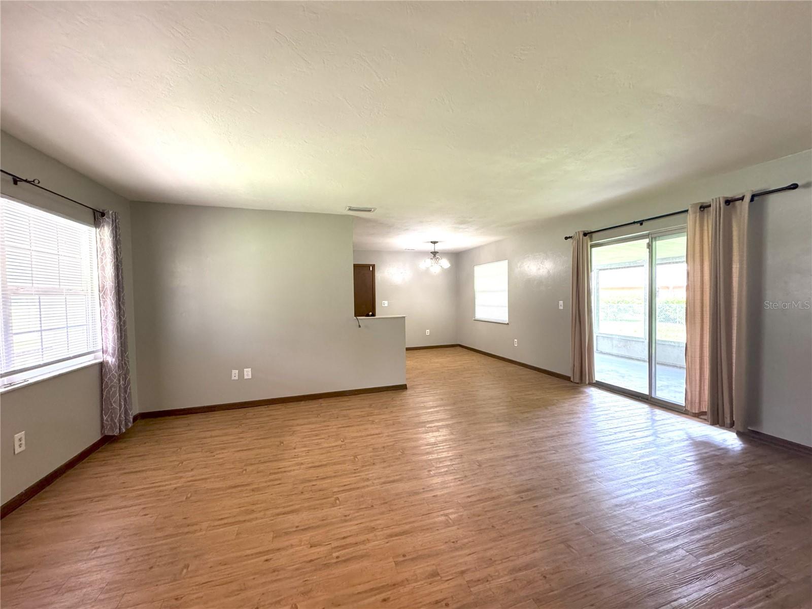 Listing photo id 2 for 6001 Penrose Street