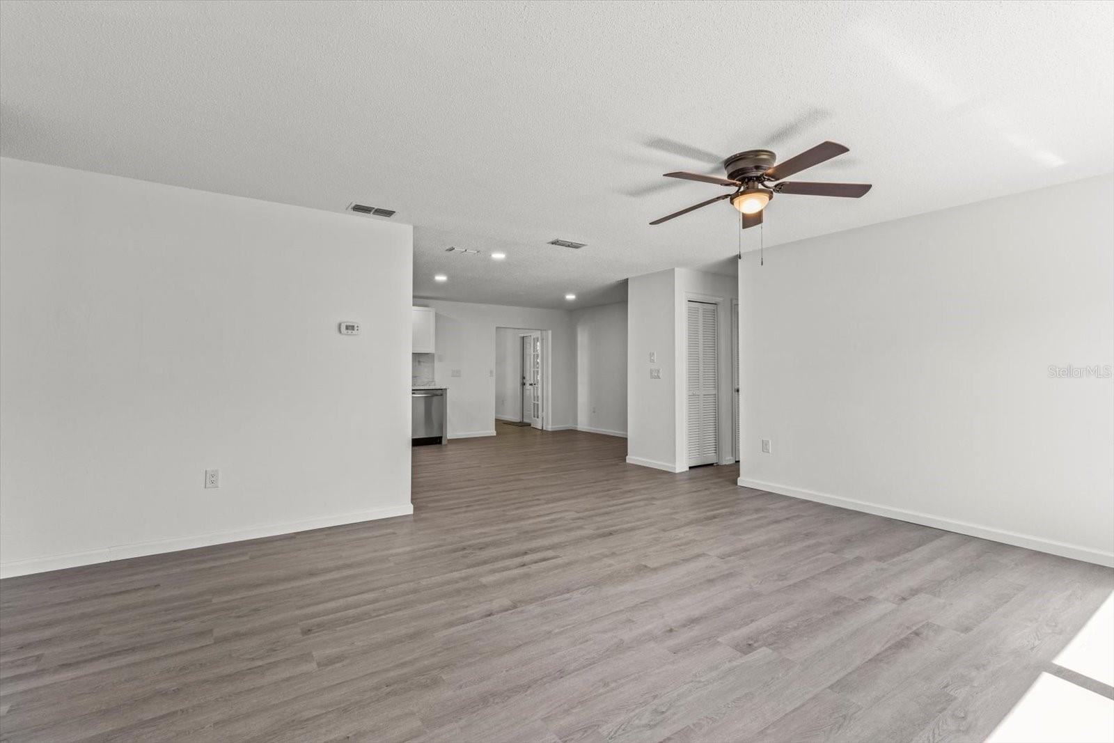 Listing photo id 2 for 5700 Calgary Terrace