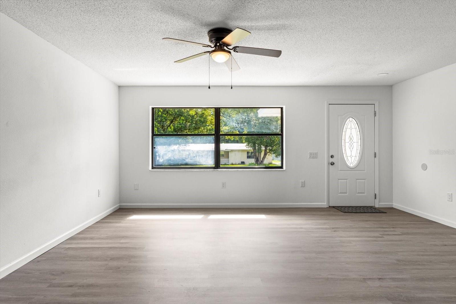 Listing photo id 4 for 5700 Calgary Terrace