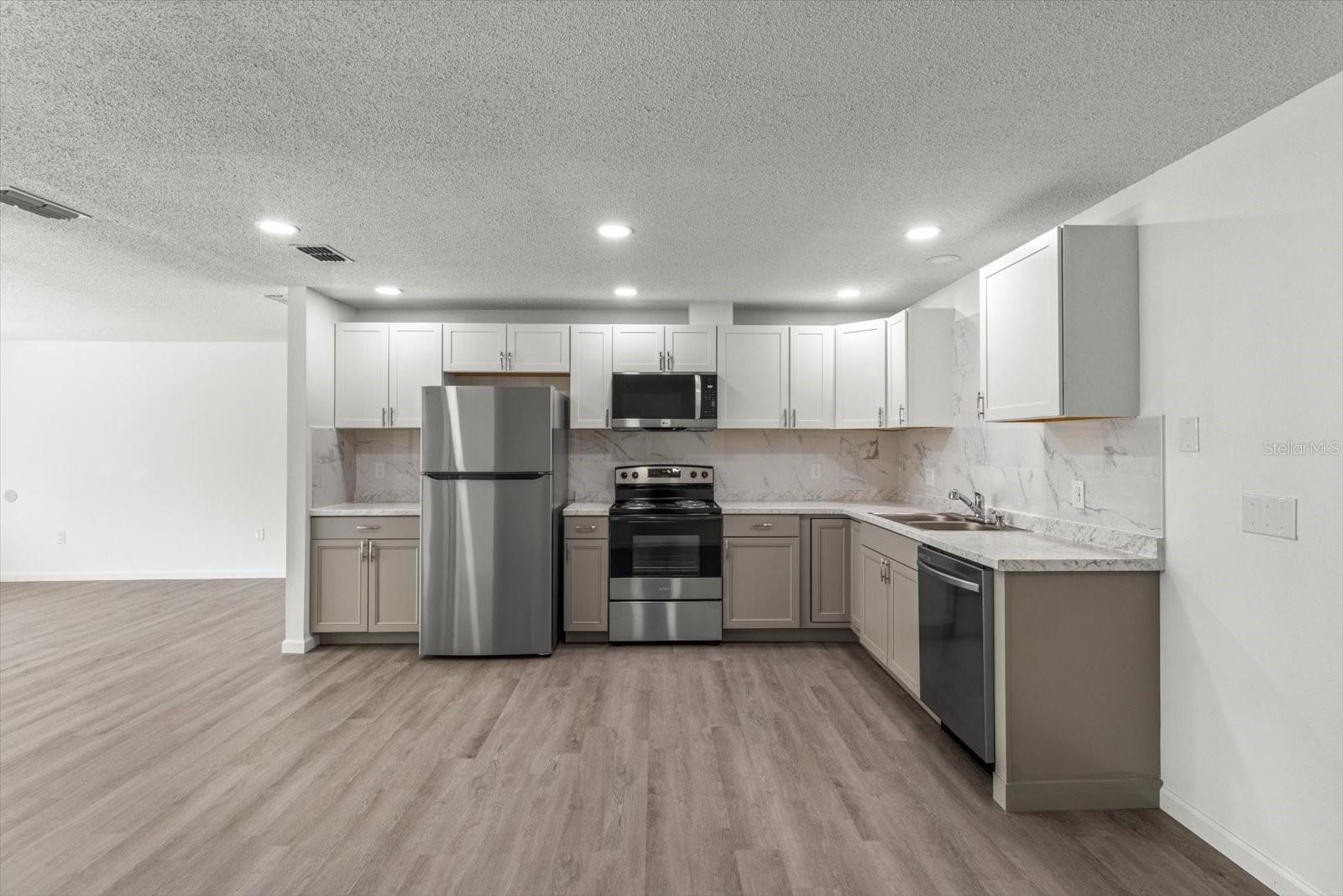 Listing photo id 7 for 5700 Calgary Terrace
